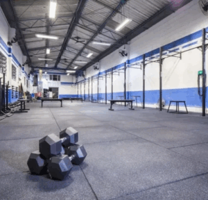 Piso de borracha para academia é realmente necessário para treinar em casa?